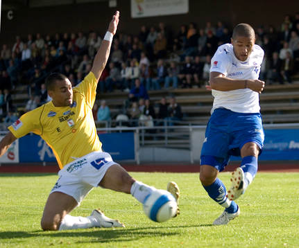Bruno Santos inlägg förbi Billy Berntsson