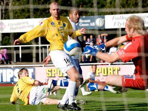 Bruno Santos framme och oroar nye Falkenbergs-målvakten