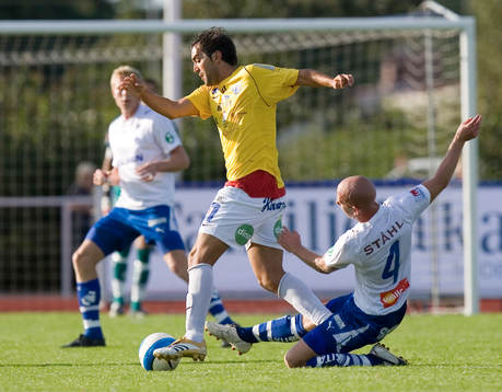Debutanten Ricardo Penella från Valencia tacklas av David