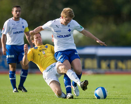Erik Dybendahl tacklas av Kristoffer Englén