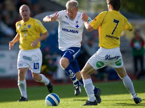 Målskytten Viktor Rönneklev tar sig förbi David Svensson