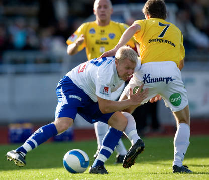 Målskytten Viktor Rönneklev tar grepp på David Svensson