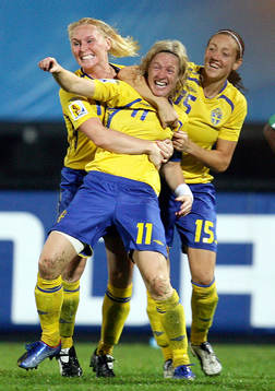 Victoria Svensson jubel med Frida Östberg och Therese
