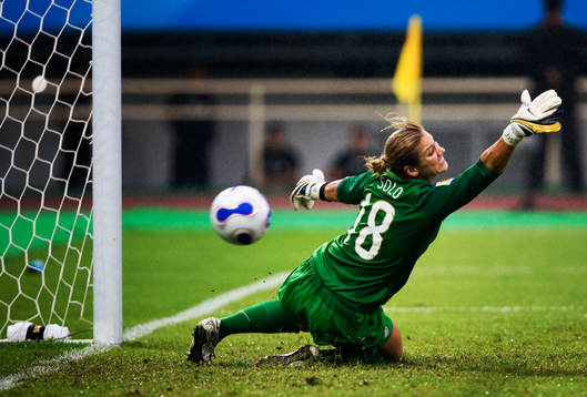 Hope Solo, målvakt,  tappar in 1-2
