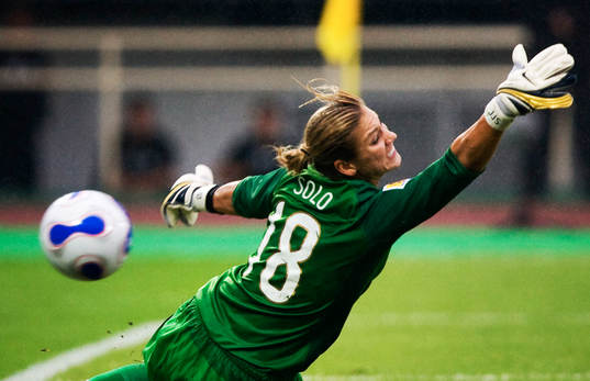 Hope Solo, målvakt, tappar in 1-2