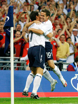 Michael Owen och Gareth Barry, jubel