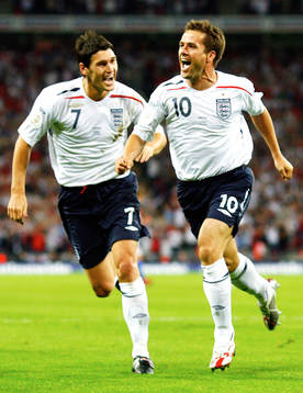 Michael Owen och Gareth Barry, jubel