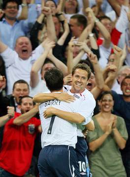 Michael Owen och Gareth Barry, jubel