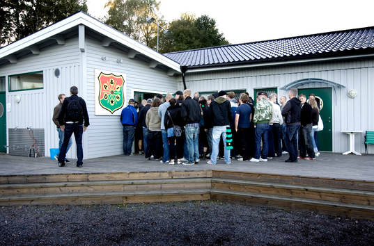 Arga gaisare samlades utanför GAIS-gården på