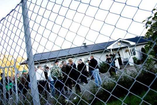Arga gaisare samlades utanför GAIS-gården på