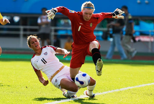 Hedvig Lindahl, Målvakt och Tina ELLERTSON
