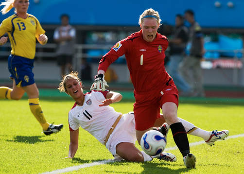 Hedvig Lindahl, Målvakt och Tina ELLERTSON