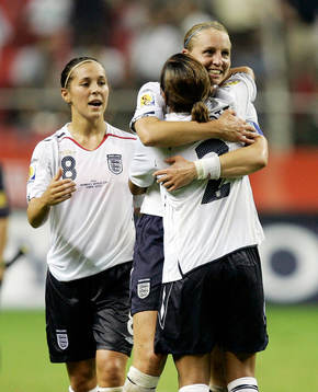 Faye White, Fara Williams och Alex Scott, England, jubel