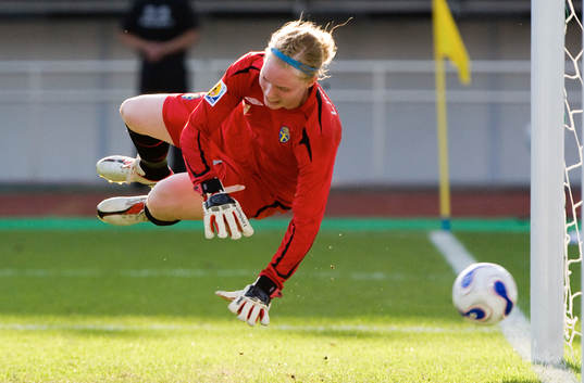 Straff, Hedvig Lindahl, Målvakt