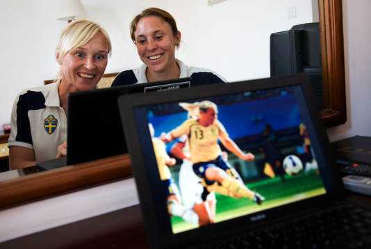 Hanna Ljungberg och Frida Östberg, studerar sitt spel på