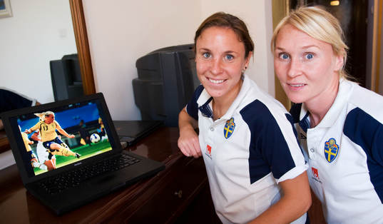 Hanna Ljungberg och Frida Östberg, studerar sitt spel på