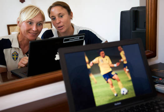 Hanna Ljungberg och Frida Östberg, studerar sitt spel på