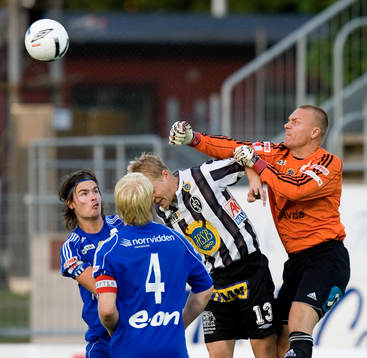 Fredrik Sundfors, målvakt, Sundsvall, boxar ut bollen