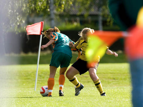 Flagga, linjedomare med flagga, kamp om bollen