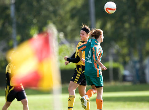 Flagga, linjedomare med flagga, kamp om bollen