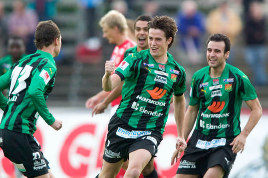 Andreas Tobiasson, GAIS, jubel, i bakgrunden Kalmar spelare
