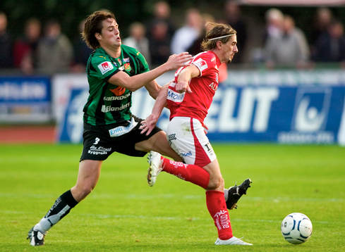 Andreas Tobiasson, GAIS, försöker stoppa Cesar Santin,