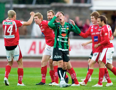 Viktor Elm kramas om från sina medspelare, GAIS depp