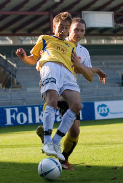 Zoran Jovanovic trycks i ryggen av en Visby-spelare
