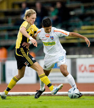 Alexander Nunez-Cona uppvaktas av Bobby Alm Nilsson