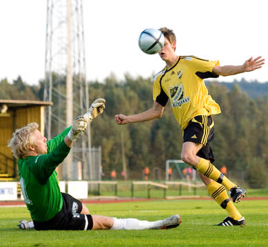 Daniel Pode räddar framför Simon Larsson
