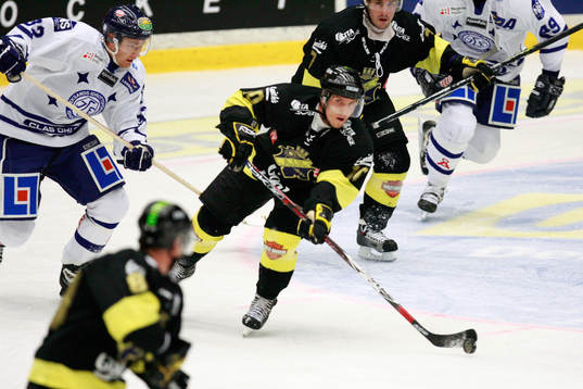 Mikael Zettergren bryter pucken och påbörjar en kontring