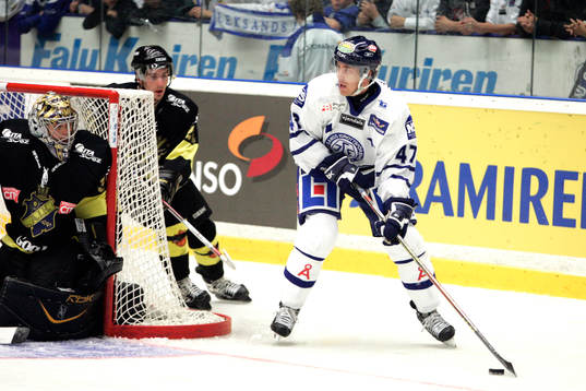 Johan Eneqvist rundar AIK:s målbur