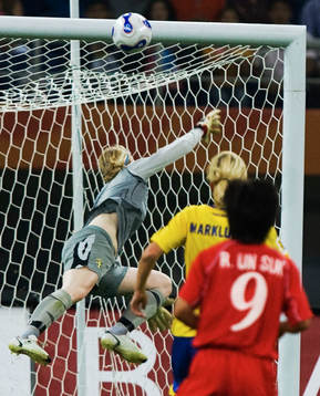 Hedvig Lindahl, Målvakt släpper in 1-1 av RI Un Suk