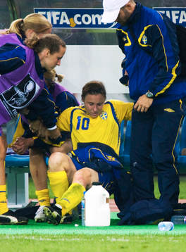 Hanna Ljungberg, skada. I första halvlek kliver hon av plan