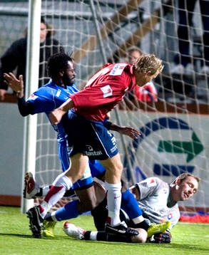 Teofore Bennett, Öster, är nära att göra mål men