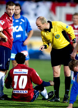 Samuel Barlay, Örgryte, får skäll av domare Patrik