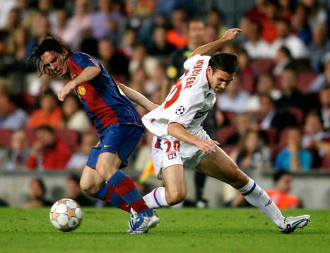 Lionel Messi, Barcelona och Anthony Reveillere, Lyon