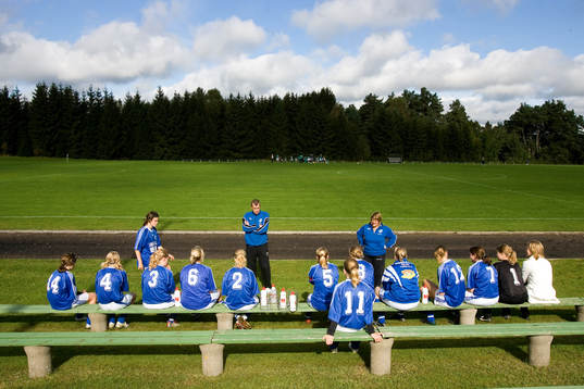 Bänk, lag, tränare, instruktion. Plan, fotbollsplan