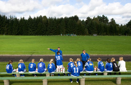 Bänk, lag, tränare, instruktion. Plan, fotbollsplan