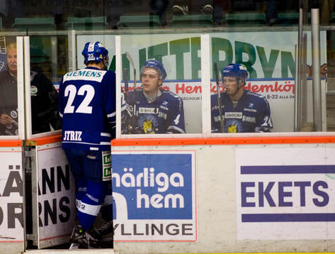 Tre man i utvisningsbåset för Sundsvall, David Striz,