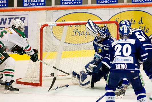 Pucken bakom Joakim Lundström, målvakt, Sundsvall