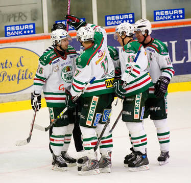 Jakob Johansson, Rögle, klappas om av lagkompisar, jubel