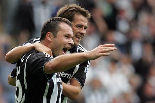 Michael Owen och Mark Vidukas, Newcastle. Glädje. Jubel
