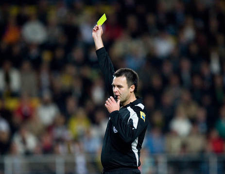 Martin Ingvarsson, domare. Gult kort, varning