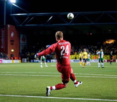 Erland Hellström, målvakt, skjuter in bollen