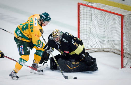 Johan Forsberg, Björklöven, stoppas av Jimmy Danielsson,