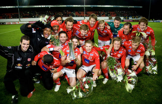 2-0 och Kalmar är cupmästare. Lagbild, pokal, jubel,