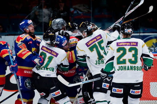 Bråkigt framför Färjestads bur. Bråk, slagsmål