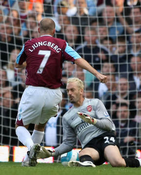 Fredrik Ljungberg, West Ham slåt bollen förbi Manuel