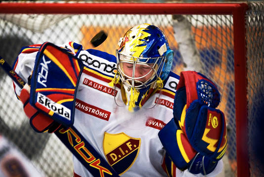 Daniel Larsson, målvakt, Djurgården fick det hett om
